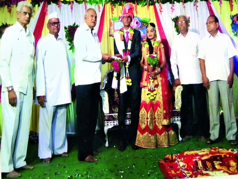Ideal marriage of bridegroom bride in the bhusawal | भुसावळात मूकबधिर वधू-वराचा आदर्श विवाह