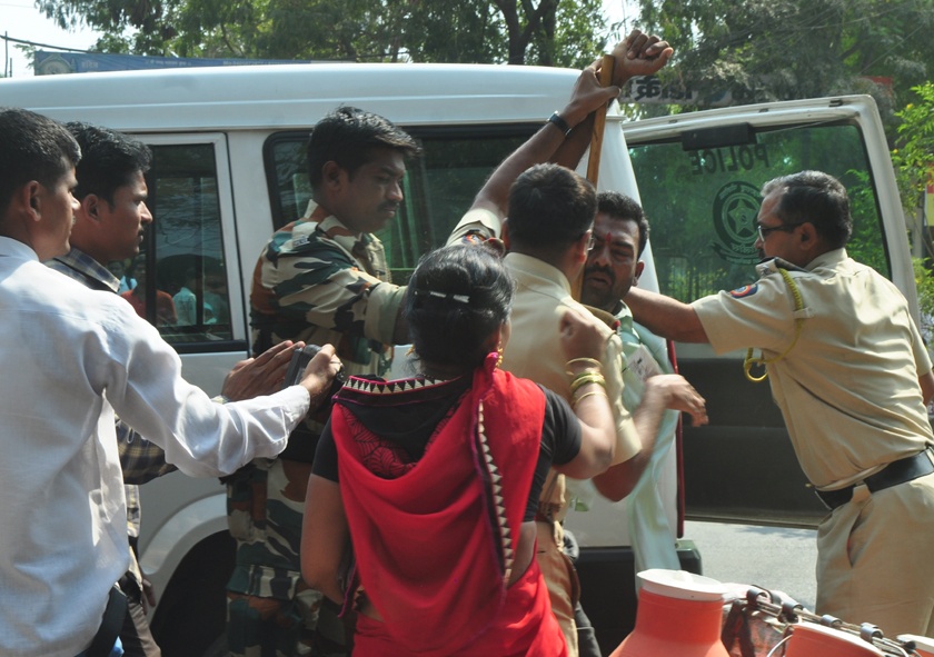 In Beed, the police-jivali jipla | बीडमध्ये पोलीस-दिव्यांगांमध्ये जुंपली