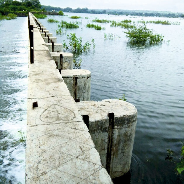 Historical Bhatodi lakeing leak | ऐतिहासिक भातोडी तलावाला गळती