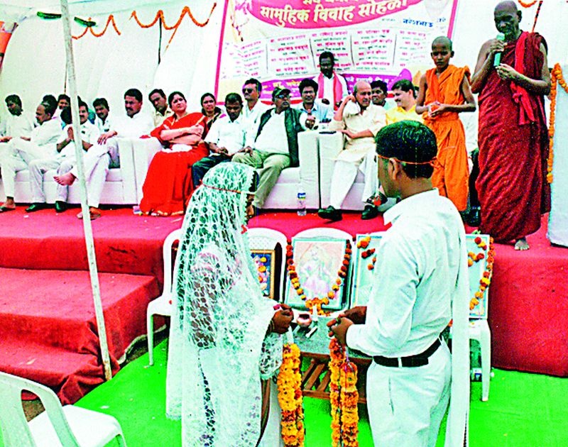 Ten couples married at a group marriage ceremony in Ganeshpur | गणेशपूर येथील सामूहिक विवाह सोहळ्यात दहा जोडपी विवाहबद्ध