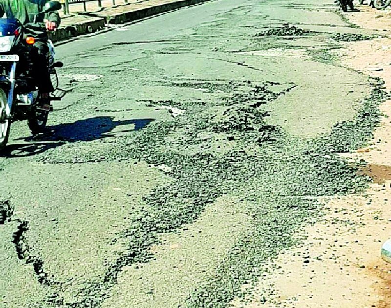 The service road at Lakhni should be demolished in two days | लाखनी येथील सर्व्हिस रस्ता डांबरीकरणाला दोन दिवसात तडे