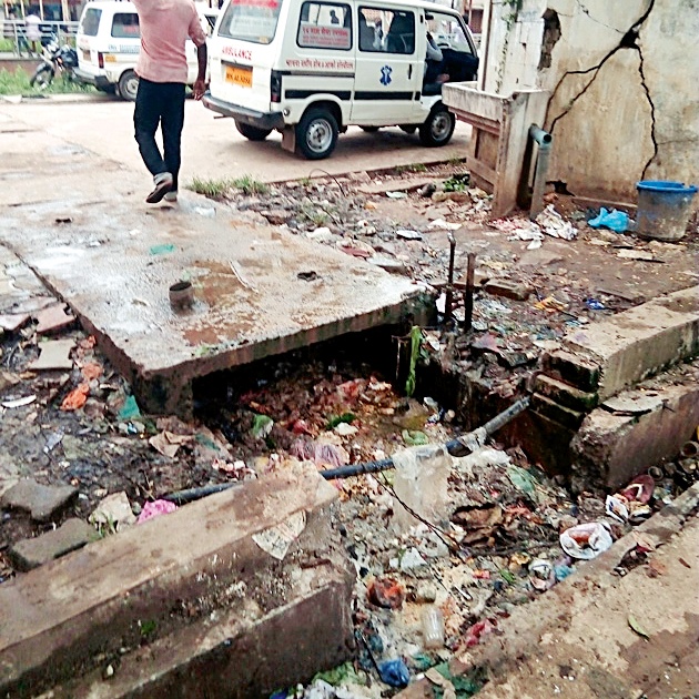 The culmination of uncleanness in the district hospital | जिल्हा रुग्णालयात अस्वच्छतेचा कळस