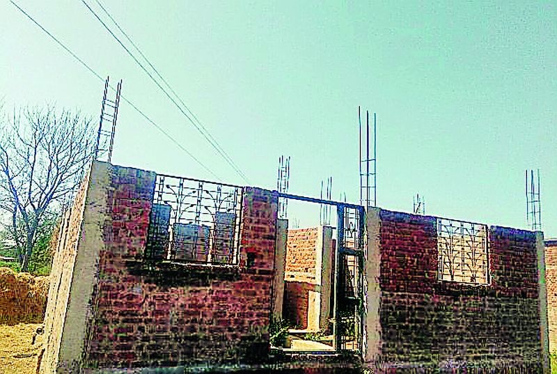 11 thousand KV wires have threatened rocksparents in Rennepar | ११ हजार केव्ही तारांचा रेंगेपार येथील घरकुलांना धोका