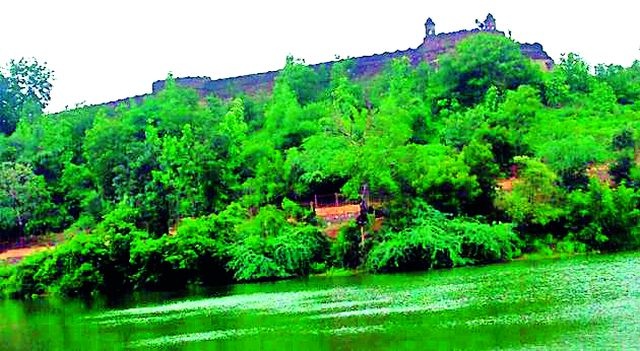 Tourists to mark the Pawan king's fort | पवन राजाचा किल्ला खुणावतोय पर्यटकांना