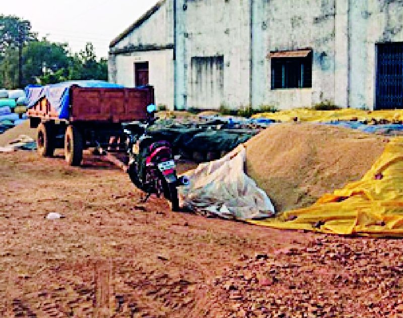 25 crores of paddy sticks in the district | जिल्ह्यातील २५ कोटींचे धान चुकारे अडले