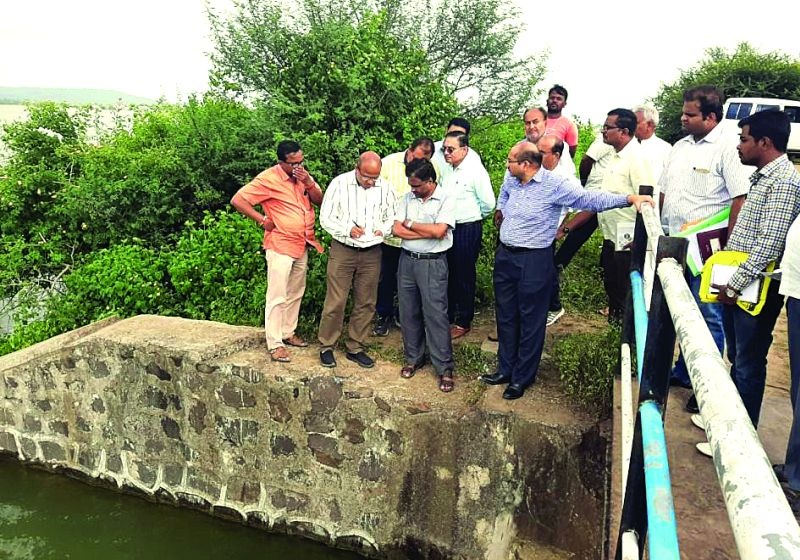 Kardi, Padmavati Dam Examination by Expert Committee | करडी, पद्मावती धरण गळतीची तज्ज्ञ समितीकडून पाहणी