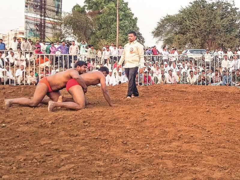 wrestling competition in Pimpri Chinchwad; dharmaraj utsav occasion | ग्रामदैवत धर्मराज उत्सवानिमित्त पिंपरी चिंचवडमधील रावेतला रंगला कुस्त्यांचा आखाडा