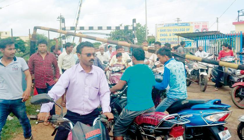  Railway gate collapsed on two-wheelers | रेल्वे फाटक दुचाकी वाहनावर कोसळले