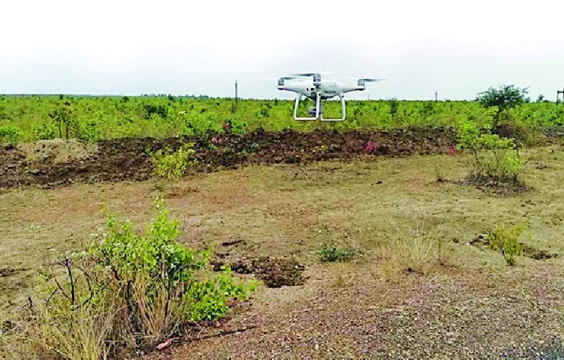 Drone cameras look for excavated pits for trees | वृक्षलागवडीसाठी खोदलेल्या खड्ड्यांवर ड्रोन कॅमेऱ्याची नजर