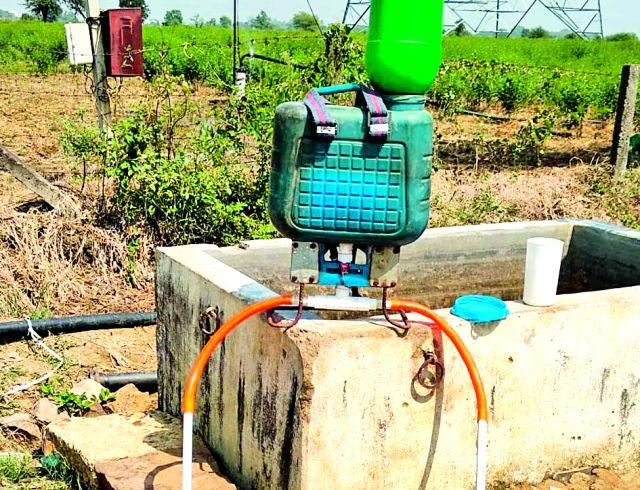 Sustainable fertilizer sowing machinery made from waste items | टाकाऊ वस्तूपासून केले टिकाऊ खत पेरणी यंत्र