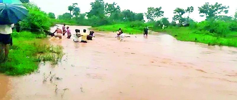 Floods in nallas, hundreds of villages flooded | नाल्यांना पूर, शेकडो गावात शिरले पाणी