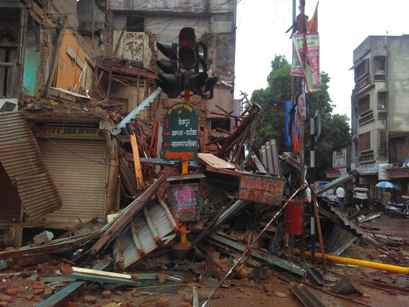 55-year-old old building collapsed in Dhule | धुळयात सव्वाशे वर्ष जुनी जीर्ण इमारत कोसळली