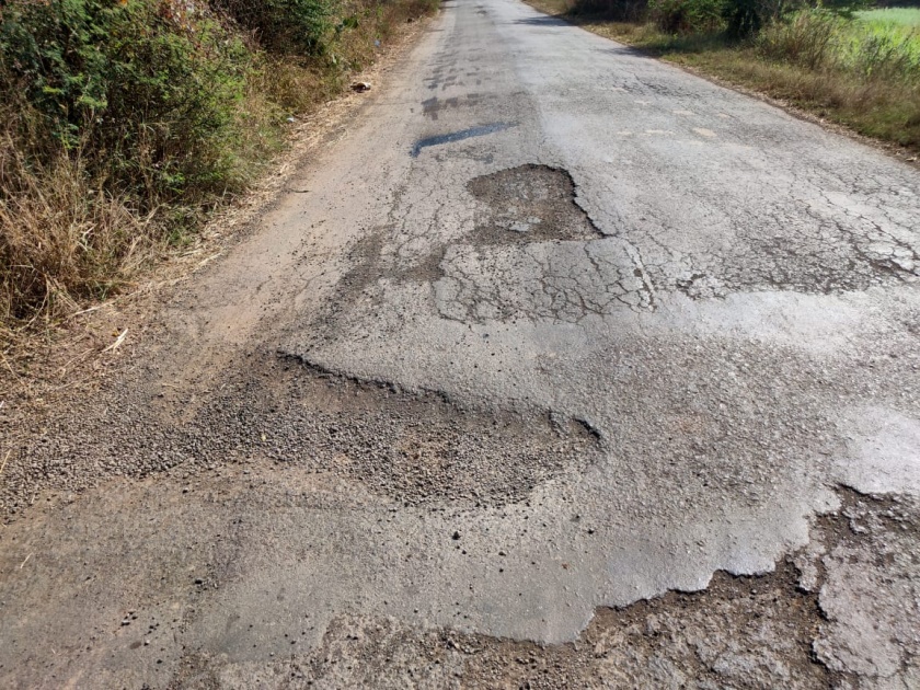 Drivers suffer due to bad condition of Dindori-Nanashi road | दिंडोरी-ननाशी रस्त्याच्या दुरावस्थेमुळे वाहनचालक त्रस्त