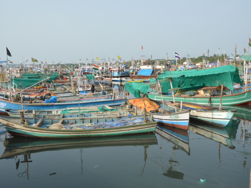 Ratnagiri: Persian-traditional controversy, a fishermen strike; Fishery hit the production | रत्नागिरी : पर्ससीन-पारंपरिक वाद, मच्छीमारांमध्ये खटका; मत्स्य उत्पादनाला फटका