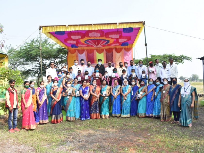 Distribution of FM to 50 students at Zilla Parishad Primary School Sonewadi | जिल्हा परिषद प्राथमिक शाळा सोनेवाडी येथे 50 विद्यार्थ्यांना एफ एम वाटप