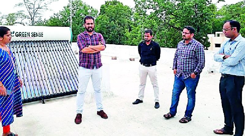 Employees stormed the District Collector's office in Bhambari | जिल्हाधिकाऱ्यांच्या भेटीने कर्मचाऱ्यांची उडाली भंबेरी