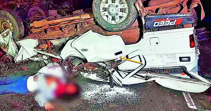Three passengers killed, 13 injured in tractor-jeep collision | ट्रॅक्टर-जीपची जाेरदार धडक, तीन प्रवासी ठार, 13 जखमी