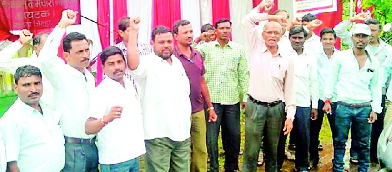 Holding Gram Panchayat employees before the Zilla Parishad | ग्रामपंचायत कर्मचाऱ्यांचे जिल्हा परिषदेसमोर धरणे
