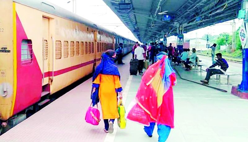 No reservation in Ahmedabad-Howrah, Chhattisgarh Express | अहमदाबाद-हावडा, छत्तीसगड एक्सप्रेसमध्ये आरक्षण मिळेना