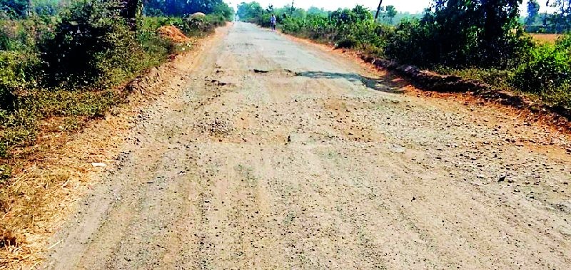 Invitation to Kamatha-Panjarra road accident | कामठा-पांजरा रस्ता अपघाताला आमंत्रण