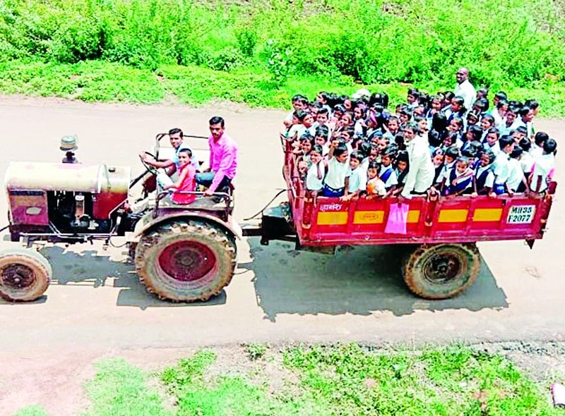 Chimukalis hit Panchayat Samiti for demand of teachers | शिक्षकांच्या मागणीसाठी चिमुकल्यांची पंचायत समितीवर धडक
