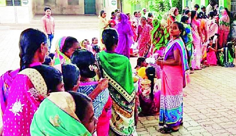 Women lead in Naxalite areas | नक्षलग्रस्त भागातील महिलाच अग्रेसर