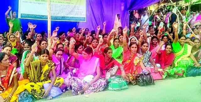 Women from self-employed women protested against ZP | स्वयंपाकीन महिलांनी काढला जि.प.वर मोर्चा