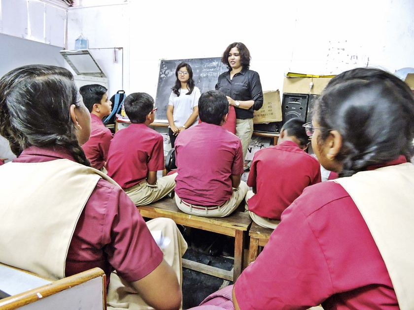 to girls for Satara works for sex education. | नकोशा प्रश्नांची उत्तरं शोधताना.