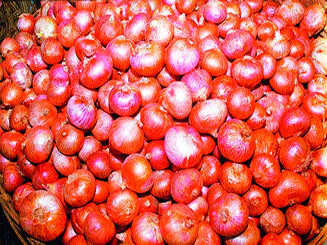 Onion sales arrive in Nandurshinot | नांदूरशिंगोटेत कांद्याची विक्रमी आवक