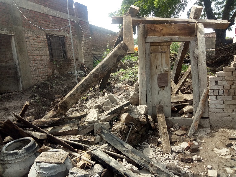 Due to collapse of house in Kadagga | कोरडगावात घर कोसळले : आजी - नातू जखमी