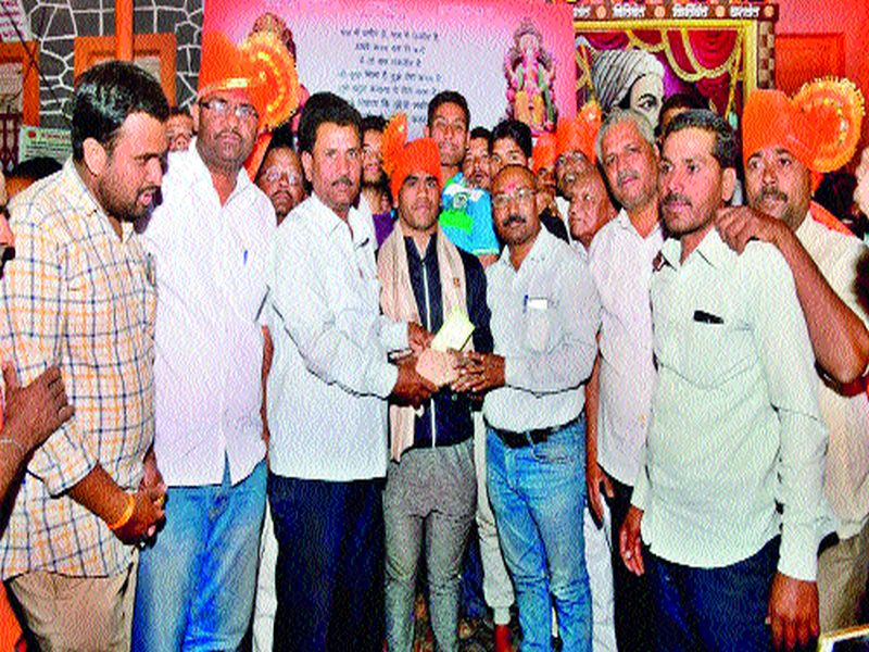 Prabha Yatra celebrated by Saudanala: Wrestler Bald Bodke won the title | सौंदाणेला पीरबाबा यात्रोत्सव साजरा कुस्त्यांची दंगल : पहिलवान बाळू बोडके यांनी पटकावले विजेतेपद