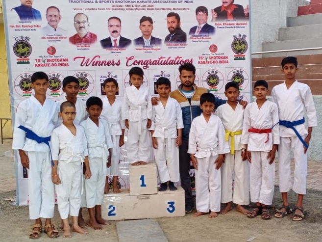  Bhur Abeyar's success in karate competition | भऊर येथीलर’खेळाडूंचे कराटे स्पर्धेत यश