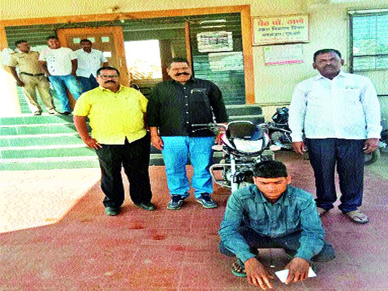 Detention of a two-wheeler gang at Peth: The vehicle of Ozar | पेठ येथे दुचाकी चोरट्याला अटक अटक गुन्हे शाखेची कारवाई : ओझर येथील वाहन