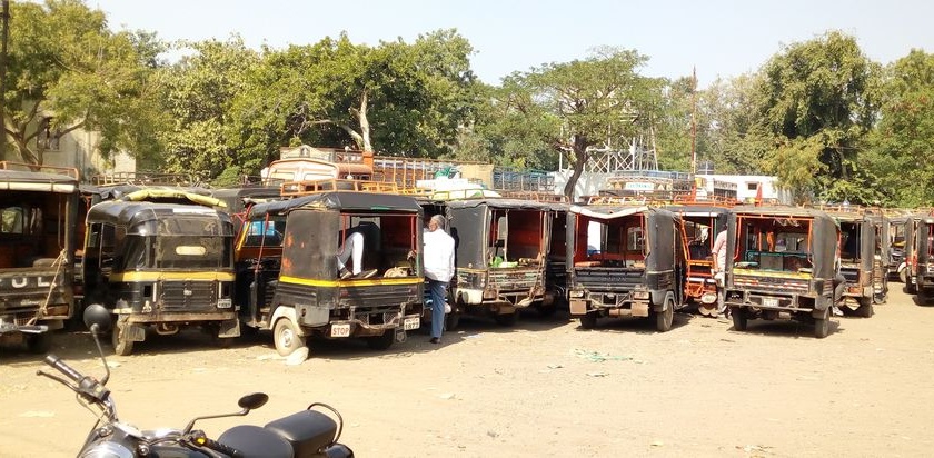Action on illegal passenger vehicles in Nandurbar | नंदुरबारात अवैध प्रवासी वाहनांवर कारवाई