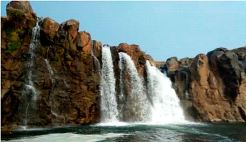 Build a protective wall over the dangerous Bilgaon Falls | धोकेदायक बिलगाव धबधब्यावर संरक्षण भिंत बांधा