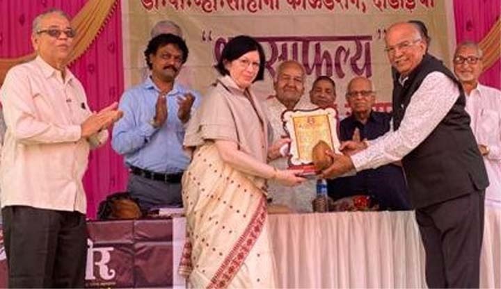 Alka Kulkarni of martyrdom conferred a performance award | शहाद्याच्या अलका कुलकर्णींना कार्यगौरव पुरस्कार प्रदान