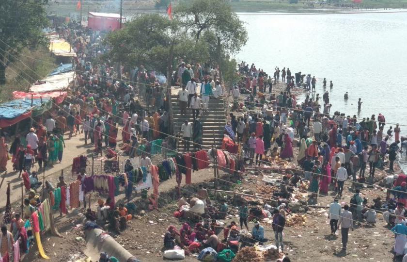 Yashwant Lake circulates by devotees | भाविकांकडून यशवंत तलावाची परिक्रमा