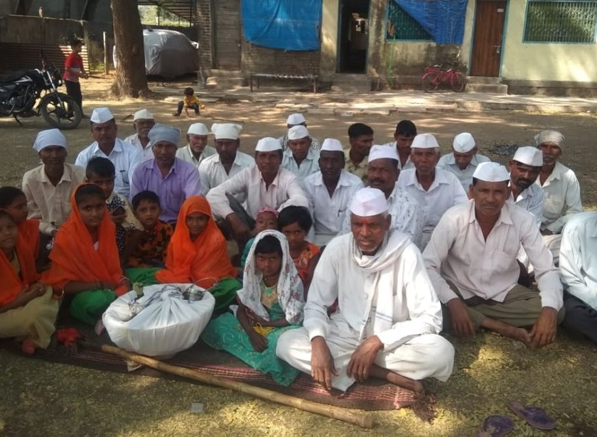 Gram Panchayat barred pilgrims | यात्रेला जाणाऱ्यांना ग्रामपंचायतीने रोखले