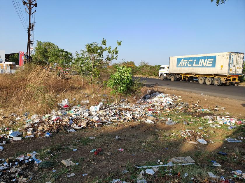  Ozarla is an empire of garbage in the highway area | ओझरला महामार्ग परिसरात कचऱ्याचे साम्राज्य