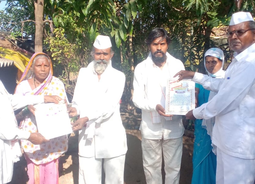 Distribution of certificates to seekers holding Chaturmas Parayan | चातुर्मास पारायण धारक साधकांना प्रमाणपत्रांचे वाटप