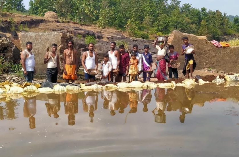 Vanrai dam built through hard work in Tandalachibari pond! | तांदळाचीबारीच्या डोहात श्रमदानातून बांधला वनराई बंधारा !