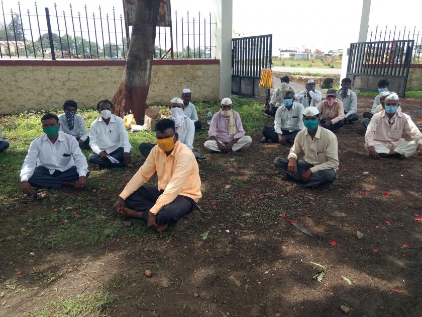 Villagers' hunger strike on road issue | रस्ता प्रश्नावर ग्रामस्थांचे अन्नत्याग आंदोलन