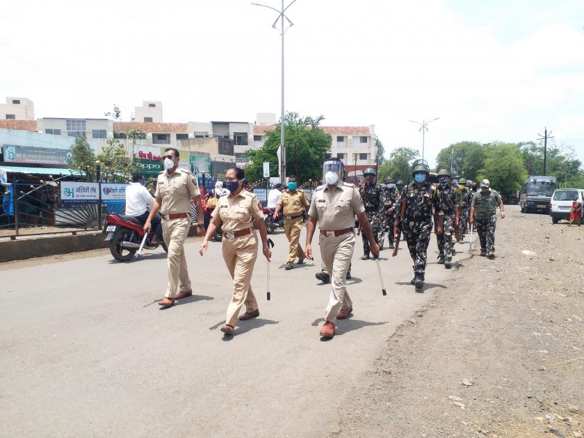 Route march on behalf of Pimpalgaon Baswant Police | पिंपळगाव बसवंत पोलिसांच्यावतीने रूटमार्च