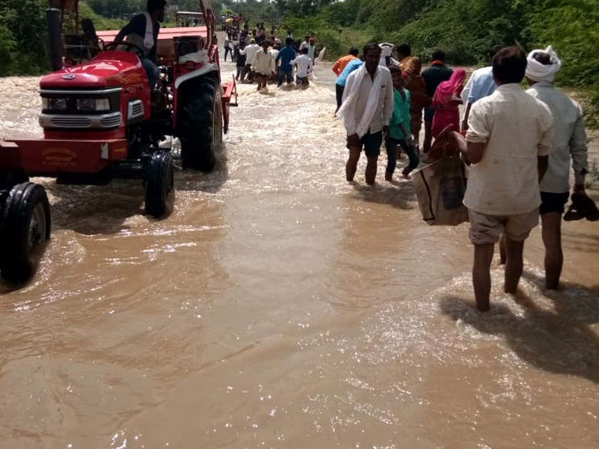 Parbhani: Seven villages lost contact with return rains | परभणी : परतीच्या पावसाने सात गावांचा तुटला संपर्क
