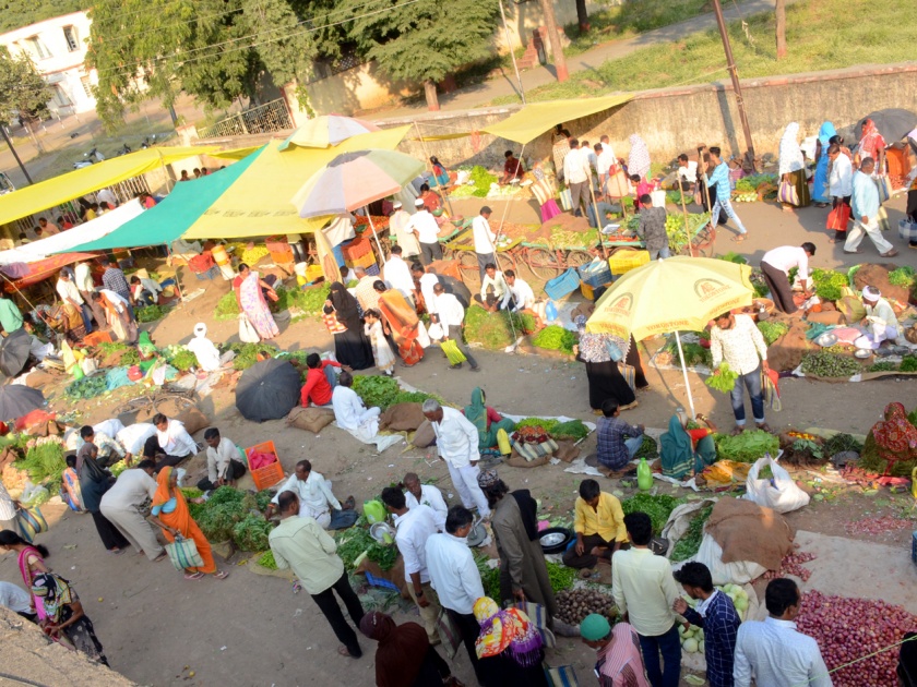Vegetable prices fell in Parbhani | परभणीत भाजीपाल्याचे दर गडगडले