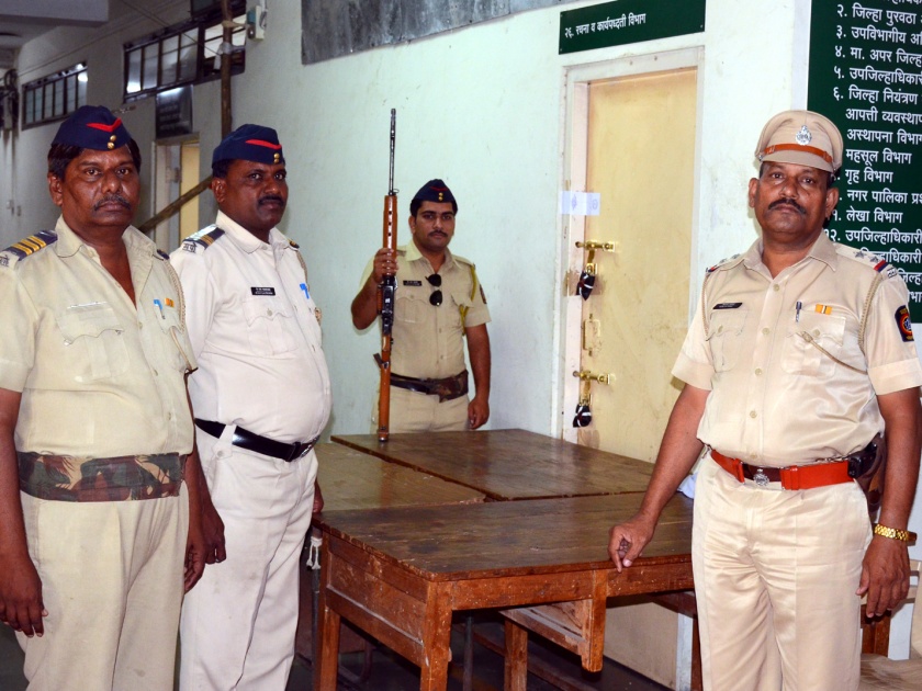 Parbhani: The ballot boxes kept in the police protection | परभणी : पोलीस संरक्षणात ठेवल्या मतपेट्या