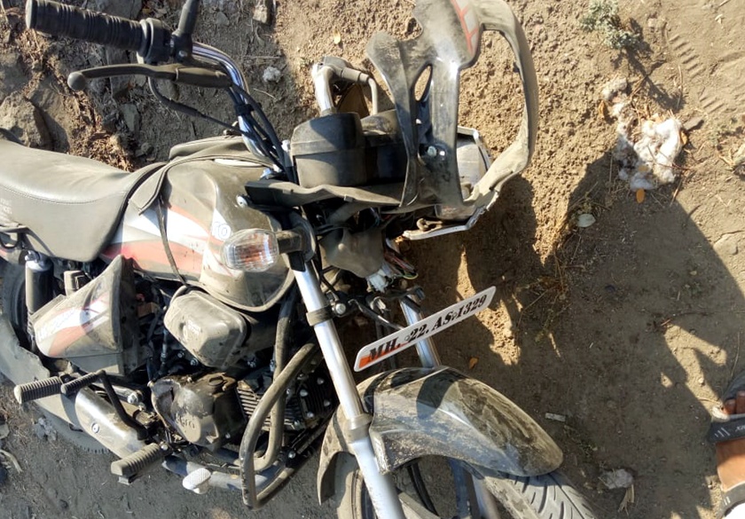 Parbhani: bicycle accident; The father died, the boy seriously injured | परभणी : दुचाकी अपघात; वडील ठार, मुलगा गंभीर जखमी