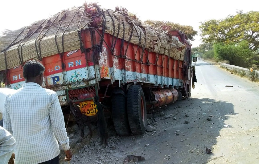 Parbhani: Karrapara river collapsed truck | परभणी: करपरा नदी पुलावर आदळला ट्रक