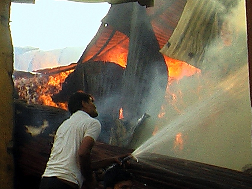 Fire in the Parbhani godown; Loss of millions | परभणीत गोदामाला आग; लाखोंचे नुकसान