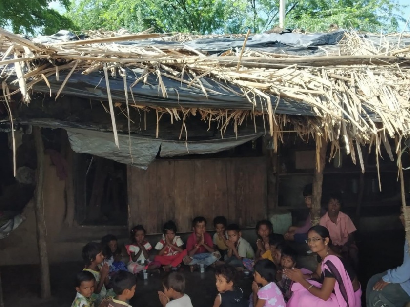 Children need to be seated under the roof of Kuda: The condition of the courtyard at Chahardi | बालकांना बसावे लागते कुडाच्या छताखाली : चहार्डी येथील अंगणवाडीची दशा